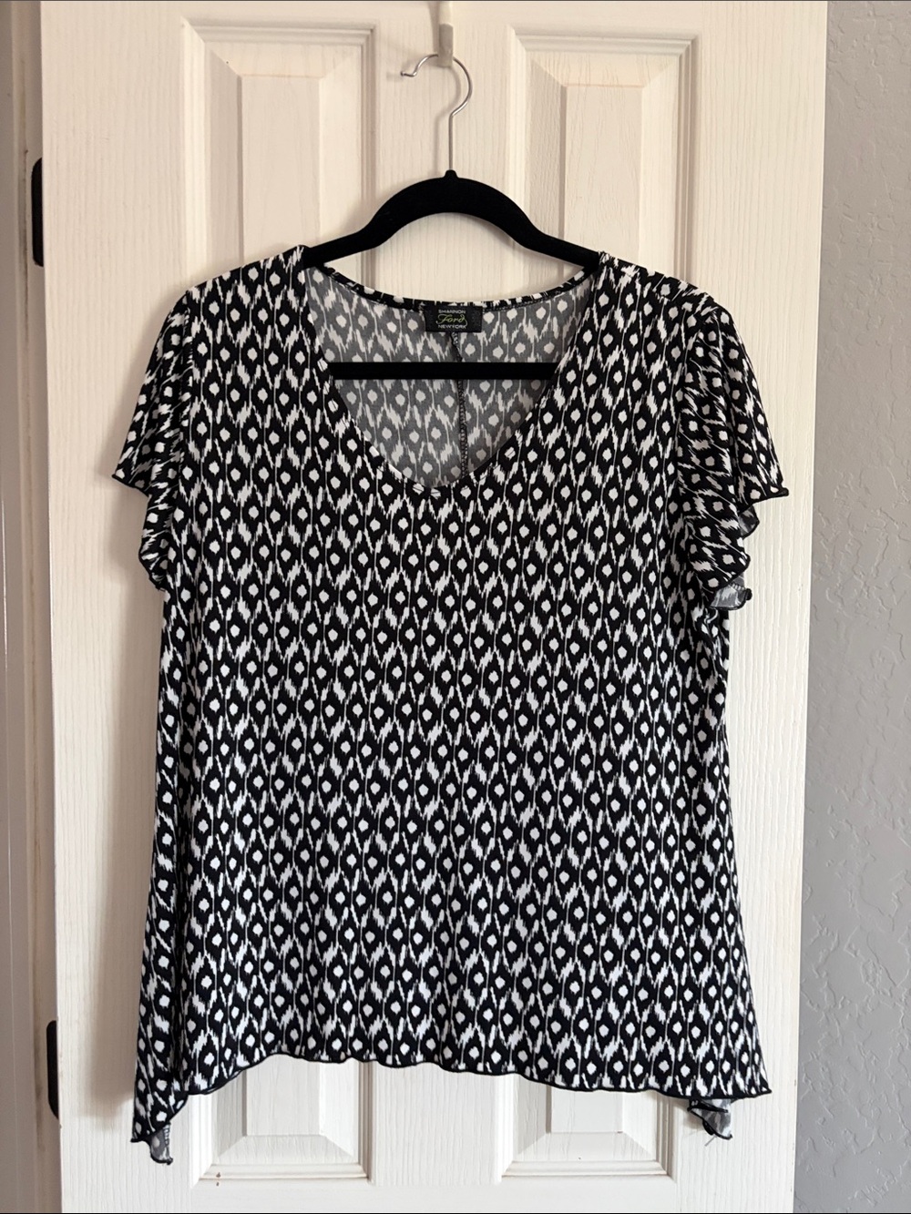 Black & White Geometric V-Neck Flutter Sleeve Blouse